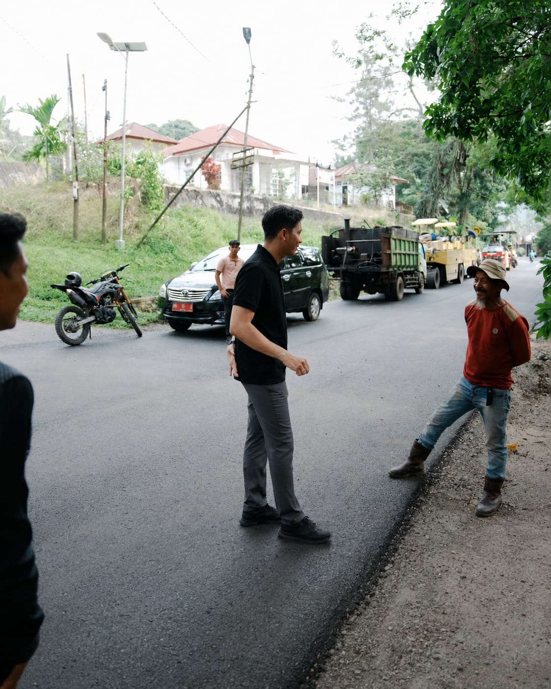 Wali Kota Sawahlunto Riyanda Putra didampingi Kepala Dinas PUPR Kota Sawahlunto Def Afrianto, ST, berbincang langsung dengan salah seorang pekerja saat meninjau proses perbaikan jalan di salah satu titik di Kota Sawahlunto.